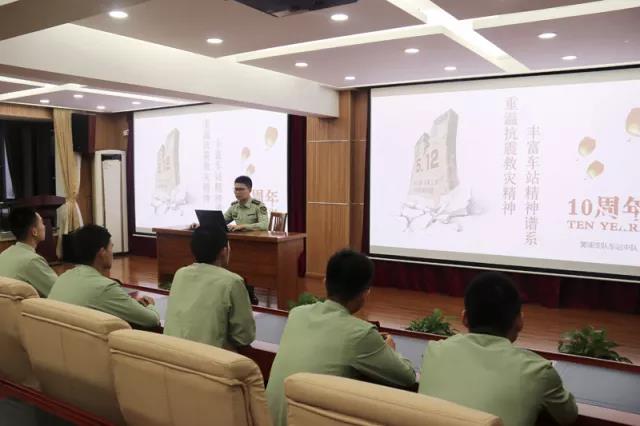 官兵认真聆听.jpg 官兵认真聆听.jpg