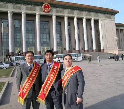 王焕玉（中）获原国家人事部等五部委联合授予的“我国首次月球探测工程突出贡献者称号”（2007年）2012年，他又为了