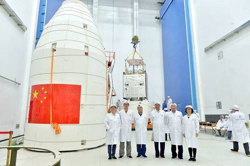 王焕玉（右三）和同事在卫星装入火箭整流罩现场合影当卫星已装入火箭，立在发射架上时，偏偏天公不作美，中午还是艳阳高照，下午竟突然下起了大暴雨。