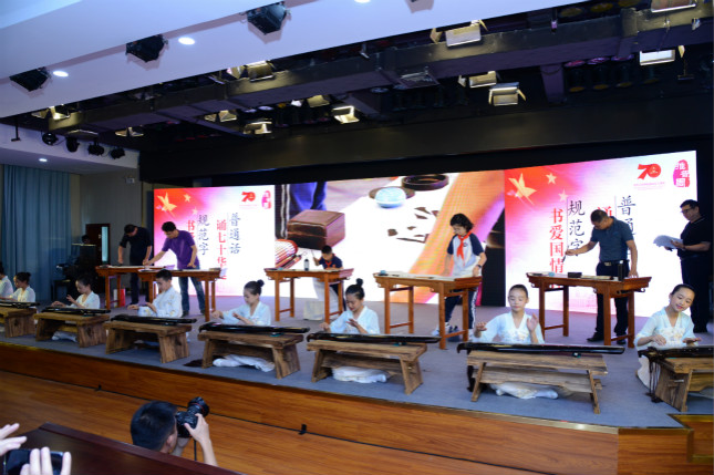 师生在现场挥毫泼墨(摄影:李立基)_meitu_4.jpg 师生在现场挥毫泼墨(摄影:李立基)_meitu_4.jpg