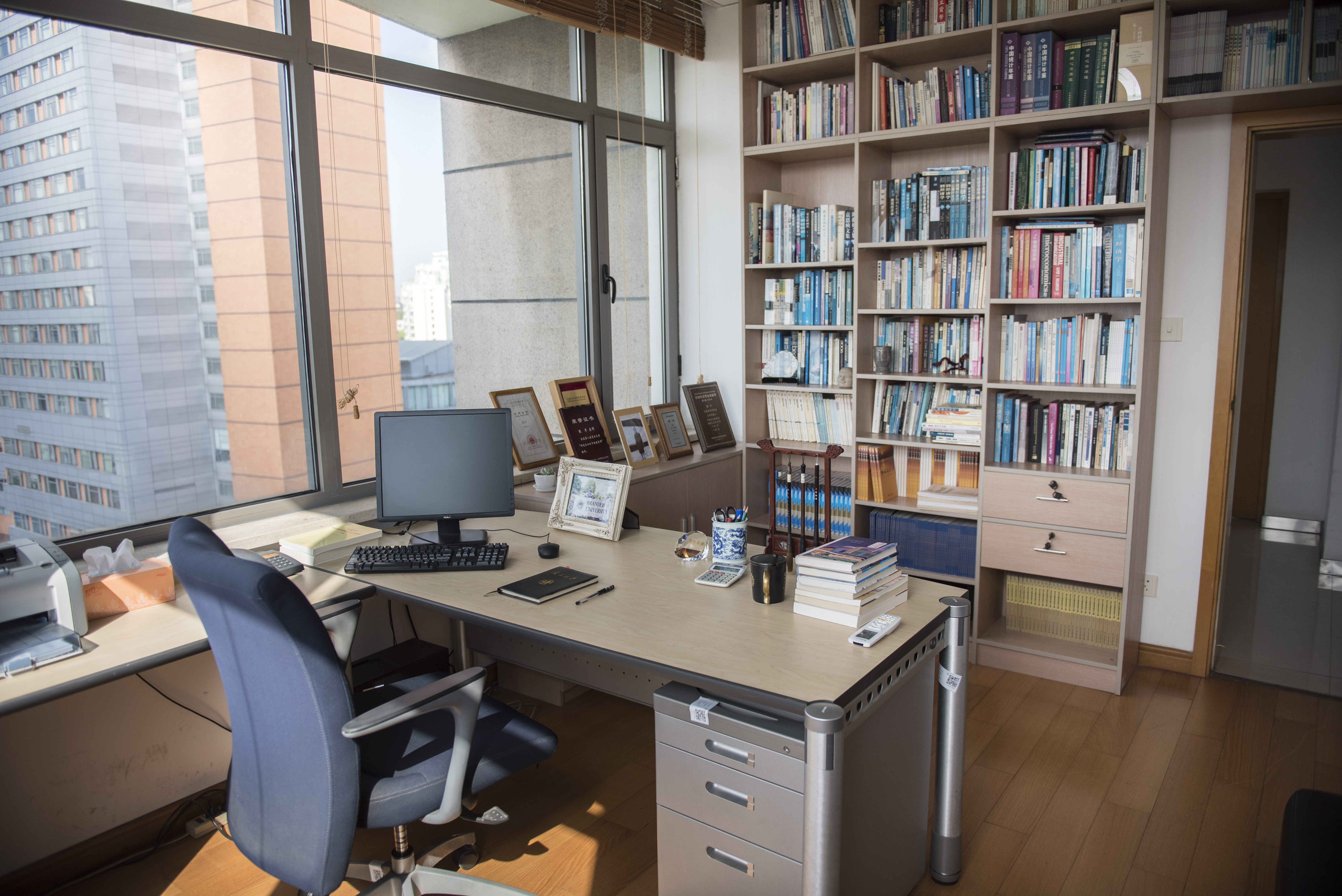 张军办公室.jpg 张军办公室.jpg