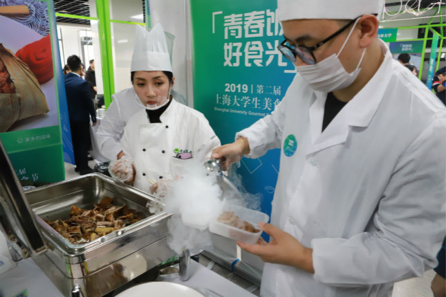 工作人员现场制作特色菜肴2(谈乐达 摄)_meitu_5.jpg 工作人员现场制作特色菜肴2(谈乐达 摄)_meitu_5.jpg