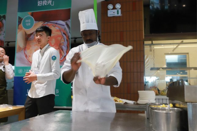 工作人员现场制作特色菜肴1(谈乐达 摄)_meitu_6.jpg 工作人员现场制作特色菜肴1(谈乐达 摄)_meitu_6.jpg