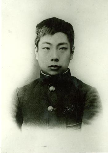 鲁迅 断发小照，1903年摄于东京.jpg