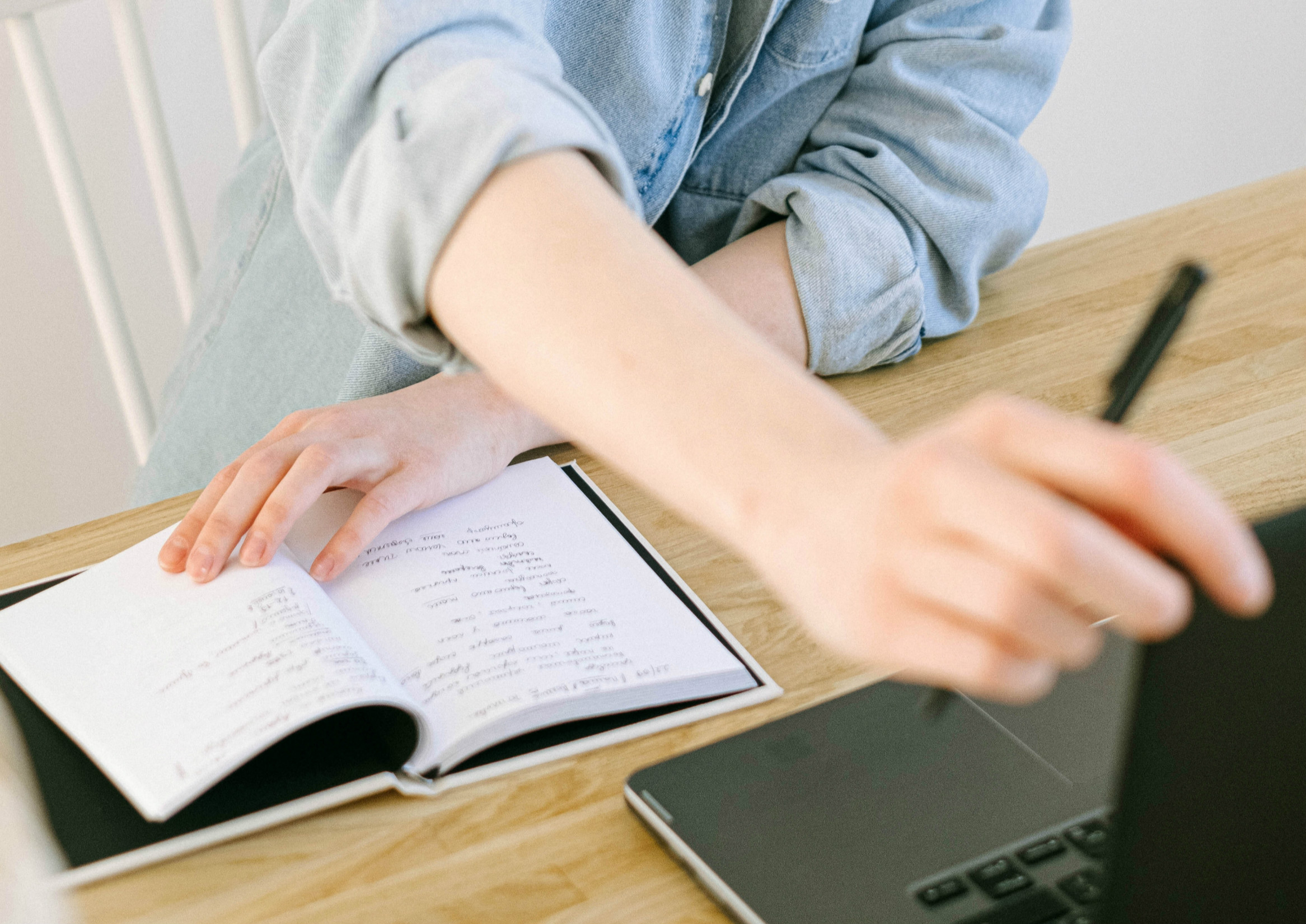 woman-looking-at-a-laptop-and-taking-notes-4240492_meitu_1.jpg