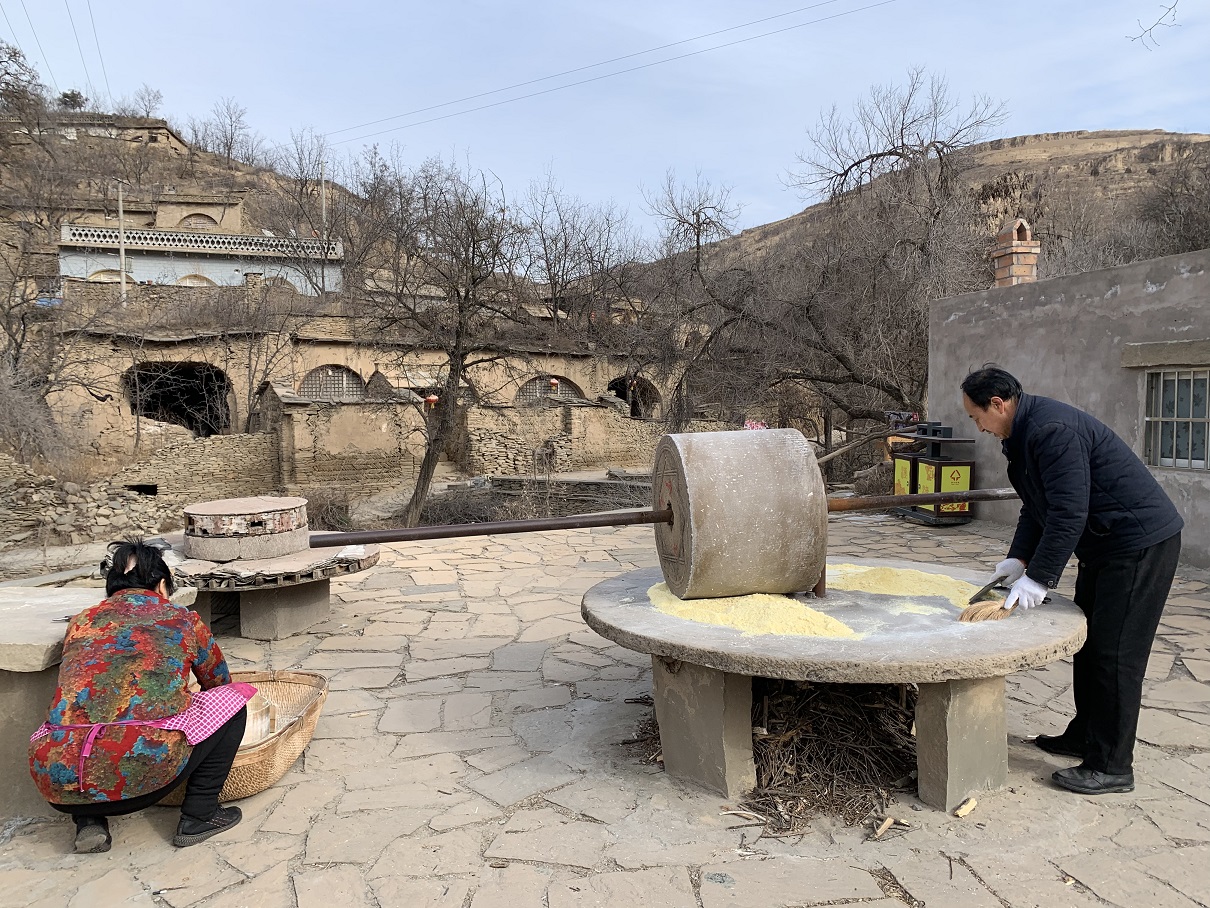 曾泰元配图：绥德郭家沟，理豆磨粉(2).JPG