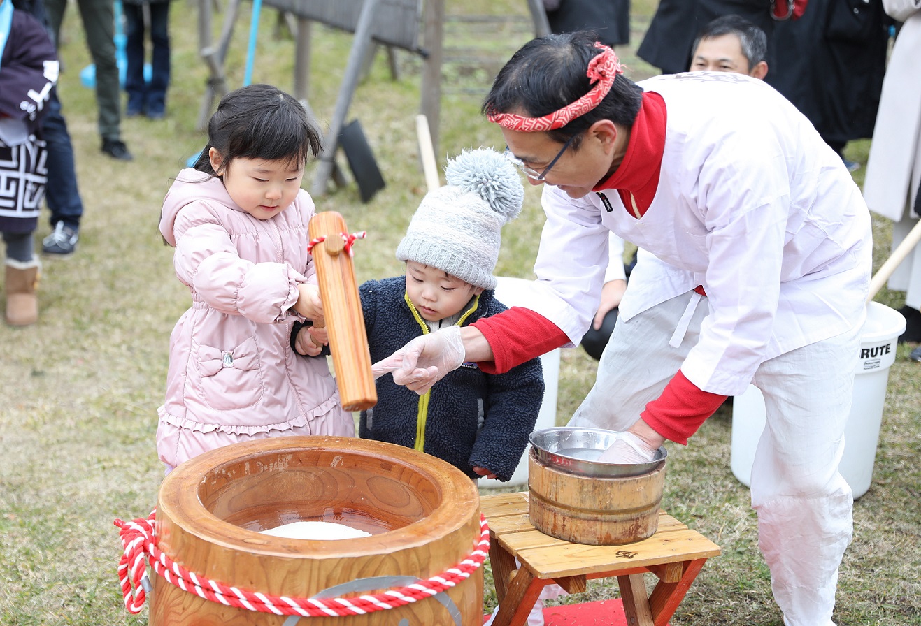 日本新年捣年糕.jpg