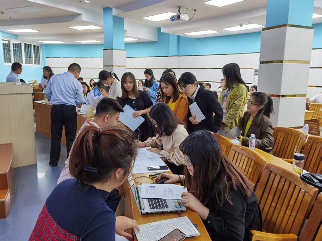 校园招聘现场报名审核.jpg 校园招聘现场报名审核.jpg