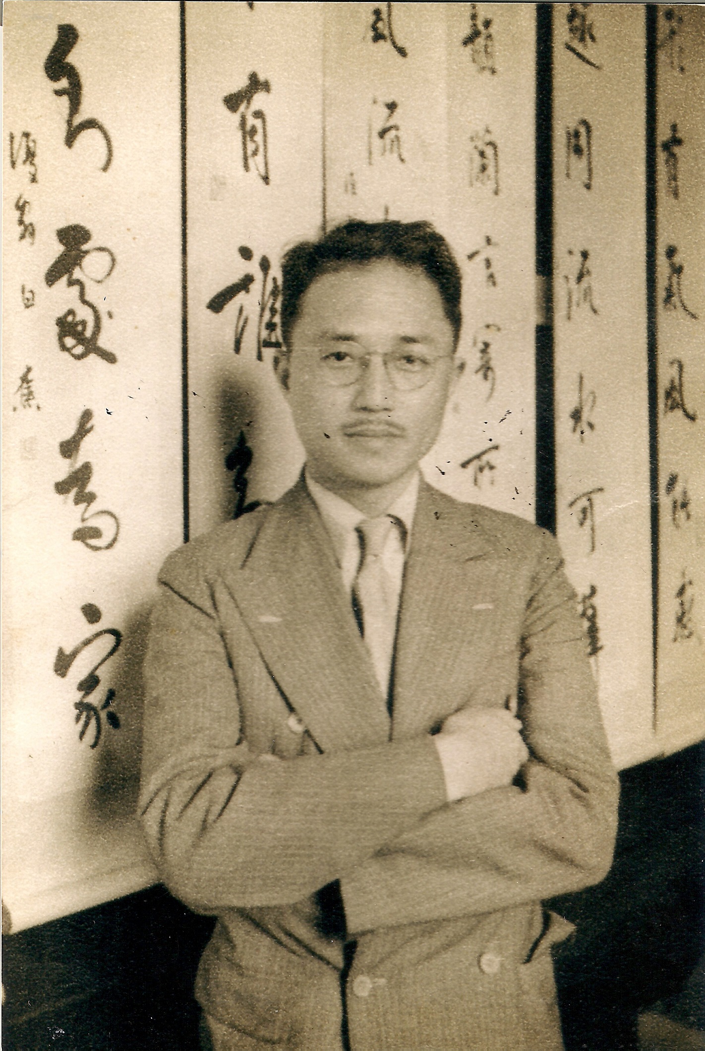 唐吉慧配图:上世纪40年代白蕉摄于上海大新公司书画展展厅.jpg 唐吉慧配图:上世纪40年代白蕉摄于上海大新公司书画展展厅.jpg