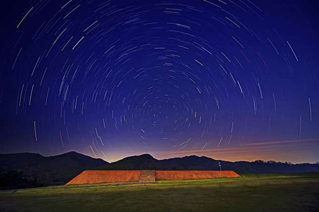 斗转星移 潘劲草 摄于瑶山遗址古祭坛_副本.jpg 斗转星移 潘劲草 摄于瑶山遗址古祭坛_副本.jpg