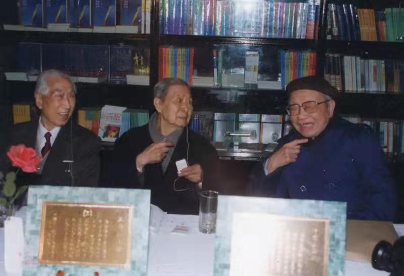 陆正伟配图：1995年4月，柯灵、施蛰存、王辛笛{坐起}，在作协大厅出席“亚洲华文作家奖”颁奖仪式。.jpg