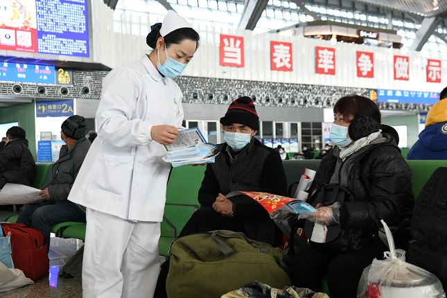 卫生健康志愿服务队向旅客宣传普及新冠疫情防控知识.JPG