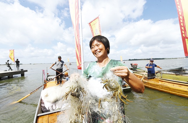 大纵湖捕鱼节上丰收的喜悦.jpg